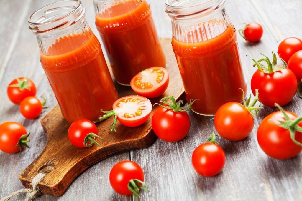 Konservuotos pomidorų sultys žiemai
