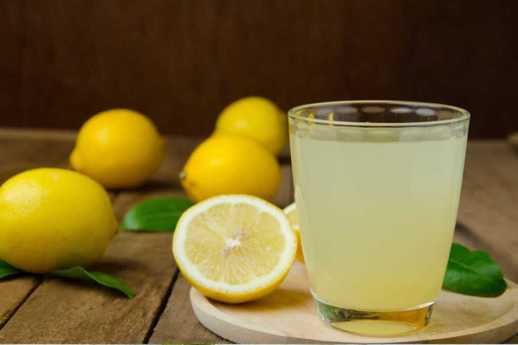 Vanduo su citrinų sultimis gaivina ir tonizuoja